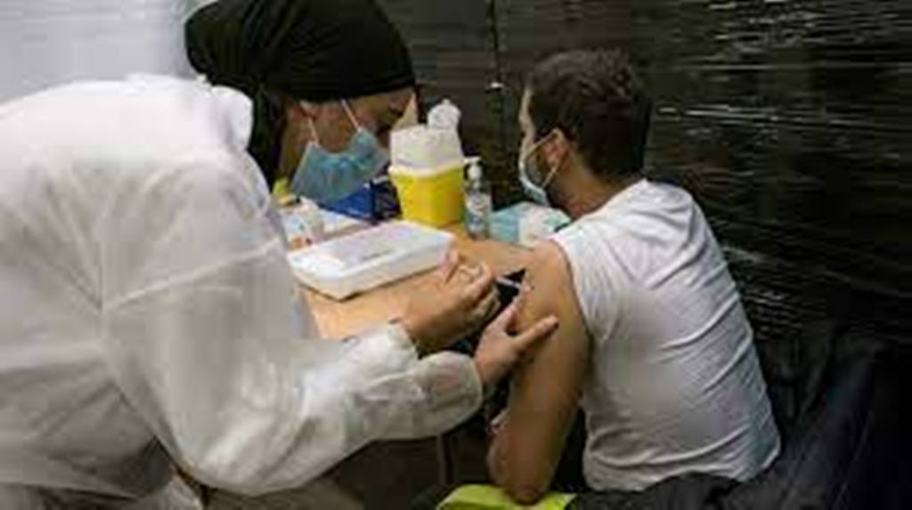 La France enregistre un record de vaccinations après les annonces d'Emmanuel Macron