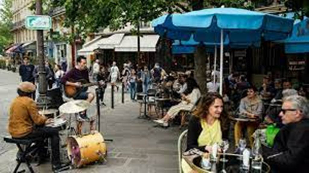 Variant Delta: pris de court, Macron envisage de nouvelles mesures, conseil de défense à l'Élysée