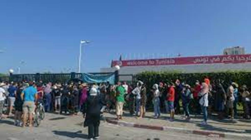 Covid-19: difficile campagne de vaccination en plein pic de contaminations