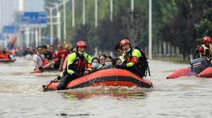 Inondations en Chine : le bilan humain s'alourdit, des rues transformées en torrents de boue
