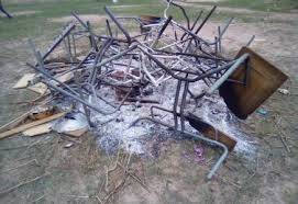 Kolda : en colère après l’interdiction de leur soirée, des élèves brûlent les tables bancs et les cases de leur école