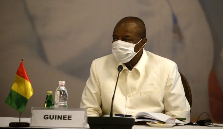Guinée: Alpha Condé exige un “pass sanitaire” aux Sénégalais