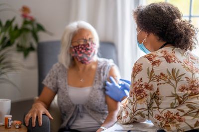 Covid-19: Emmanuel Macron confirme une 3e dose de vaccin «pour les plus âgés et les plus fragiles»