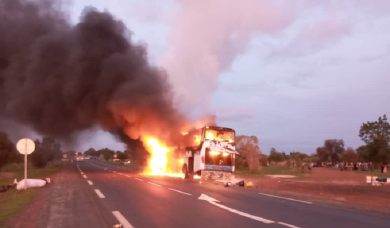 Kaolack : Un bus prend feu à l'entrée de Ngathie Naoudé
