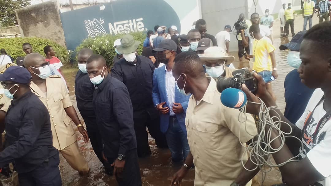 Images - Le ministre Antoine Diom sous les eaux avec ses bottes à Thiaroye Azur 