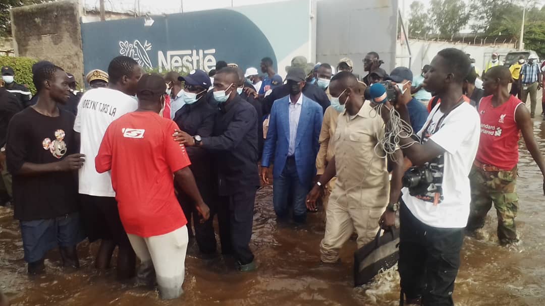 Images - Le ministre Antoine Diom sous les eaux avec ses bottes à Thiaroye Azur 