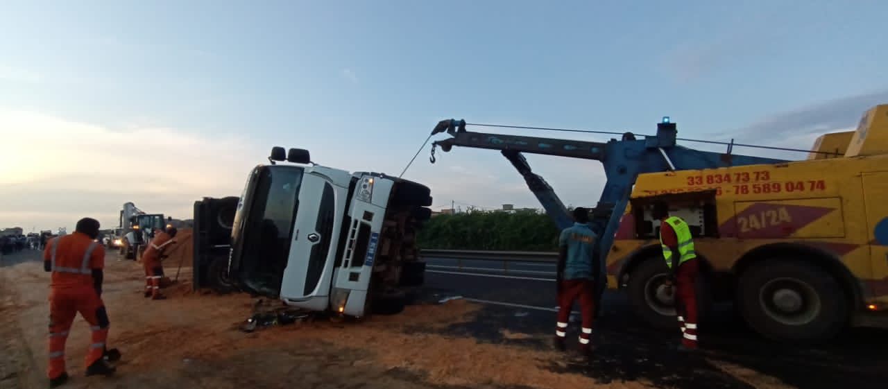  Autoroute de l'Avenir: un camion poids lourd se renverse sur l'axe Sangalkam- Rufisque