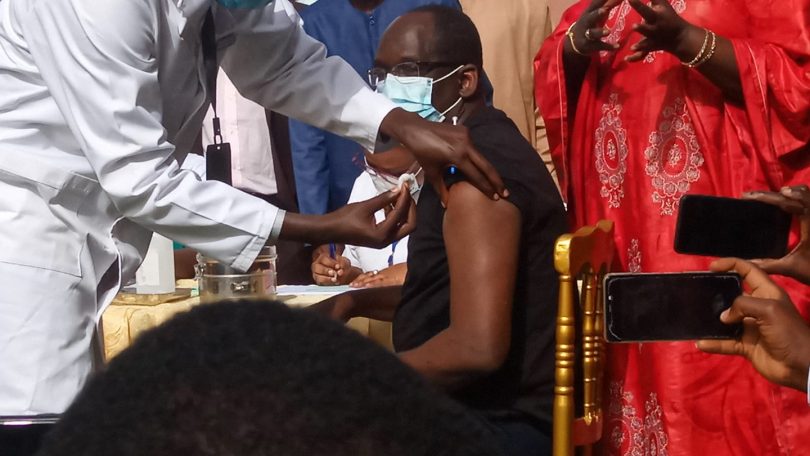 Sénégal : « la vaccination contre la covid-19 s’est déroulée en violation du plan initialement défini » (rapport)