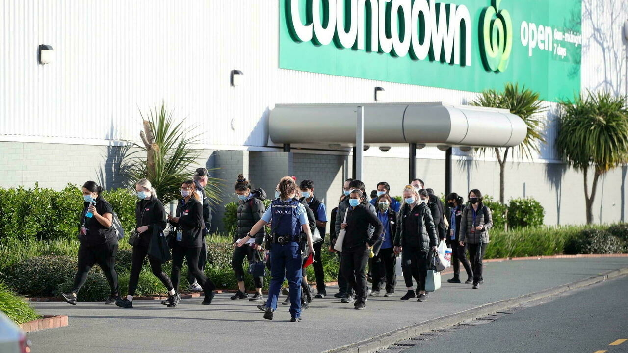En Nouvelle-Zélande, au lendemain de l'attaque au couteau dans un supermarché de la ville d'Auckland qui a désormais fait 7 blessés, dont 3 dans un état grave, des questions se posent autour de la surveillance de l'auteur de cette attaque.
