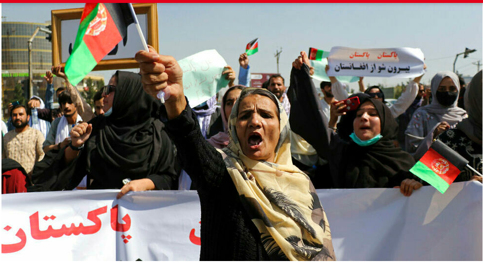 En Afghanistan, face aux talibans, des femmes manifestent pour défendre leurs droits