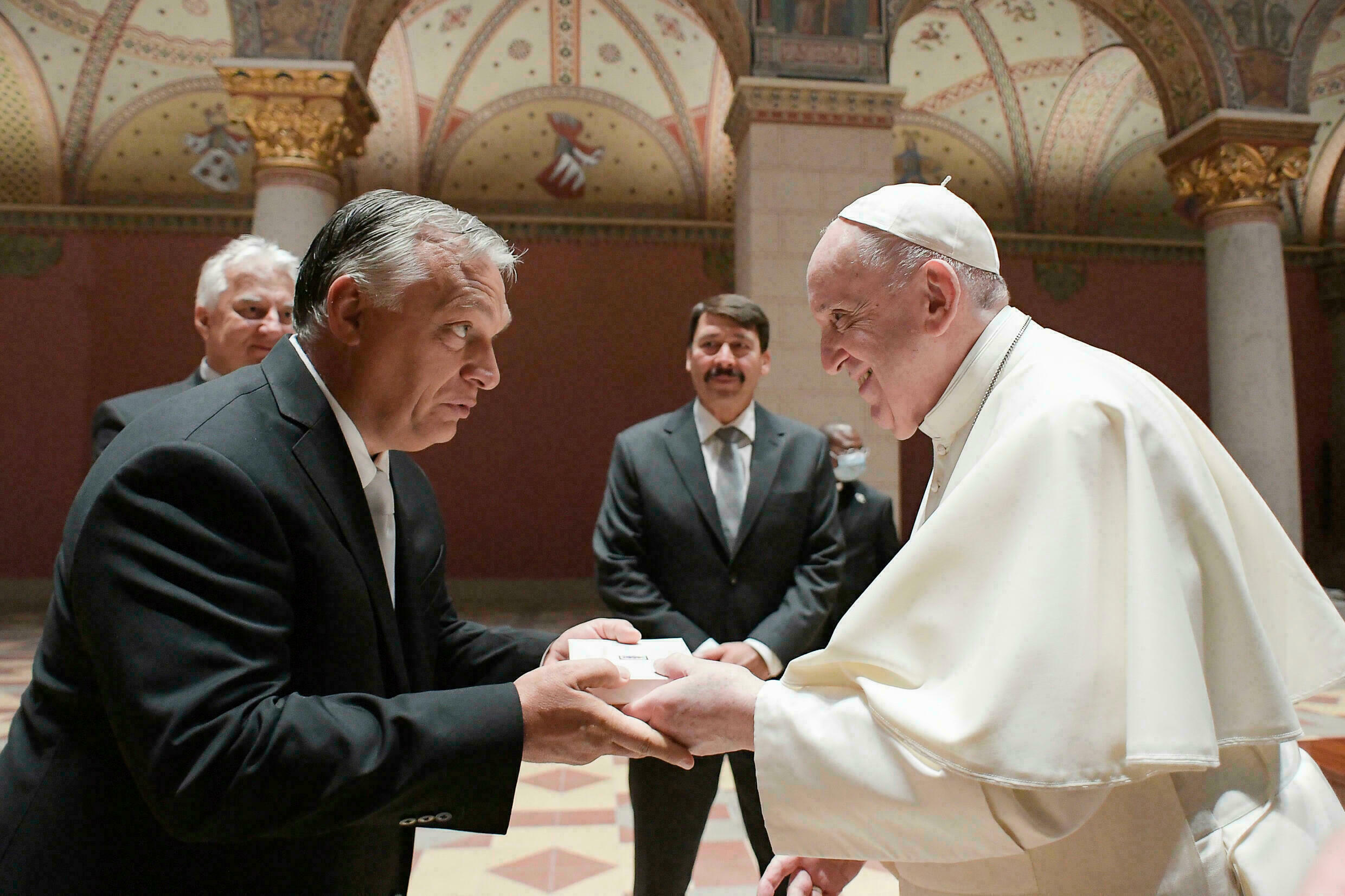 À Budapest, le pape rencontre Viktor Orban à huis clos, dénonce la menace de l'antisémitisme