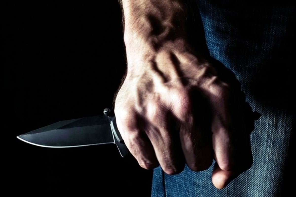 Ivre, il assène des coups de couteau à son frère déficient mental