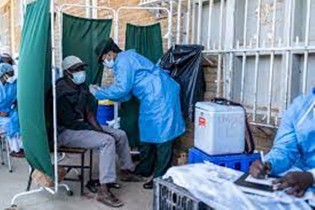 Covid-19: une vaccination à marche forcée au Zimbabwe