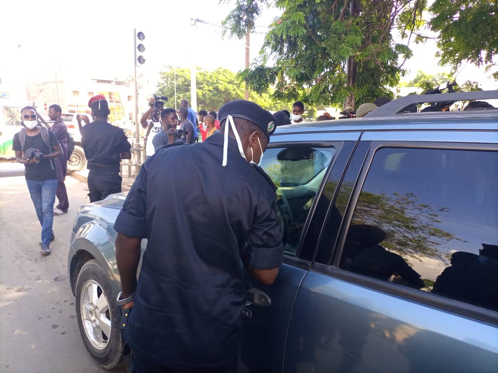 Direct Avenue Blaise Diagne: Guy Marius Sagna verrouille son véhicule encerclé par la police