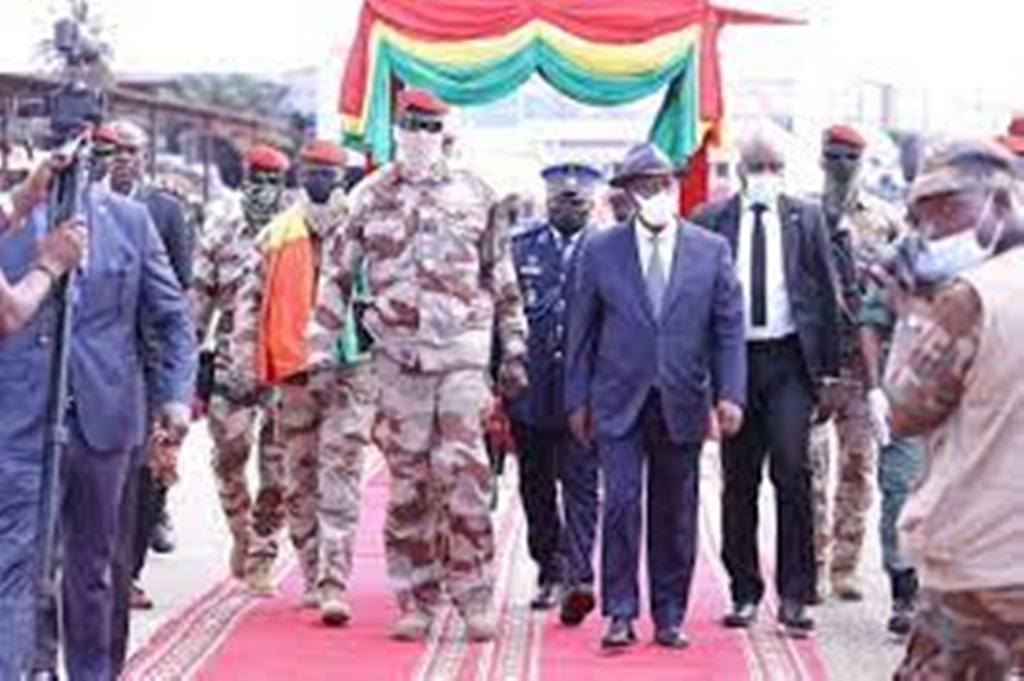 Le président ivoirien Alassane Ouattara et le chef de la junte guinéenne, le commandant Mamady Doumbouya, à Conakry, le 17 septembre 2021. © via REUTERS - IVORY COAST PRESIDENCY