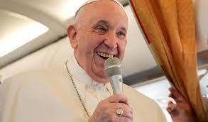 "Toujours en vie bien que certains veuillent ma mort", plaisante le pape