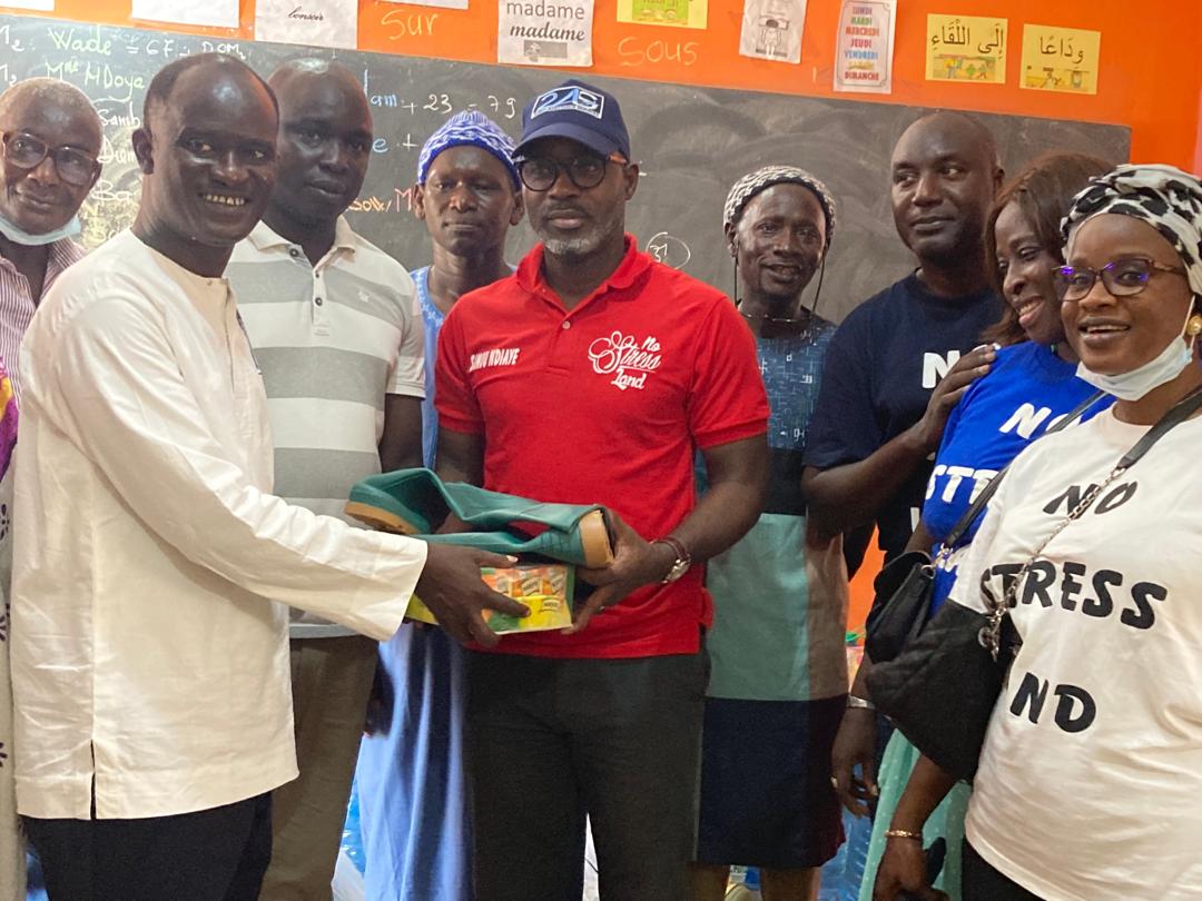 L’association No Stress Land récompense des enseignants de Djeddah Thiaroye Kao et fait des dons aux malades de l’hôpital Philippe Maguilene Senghor 
