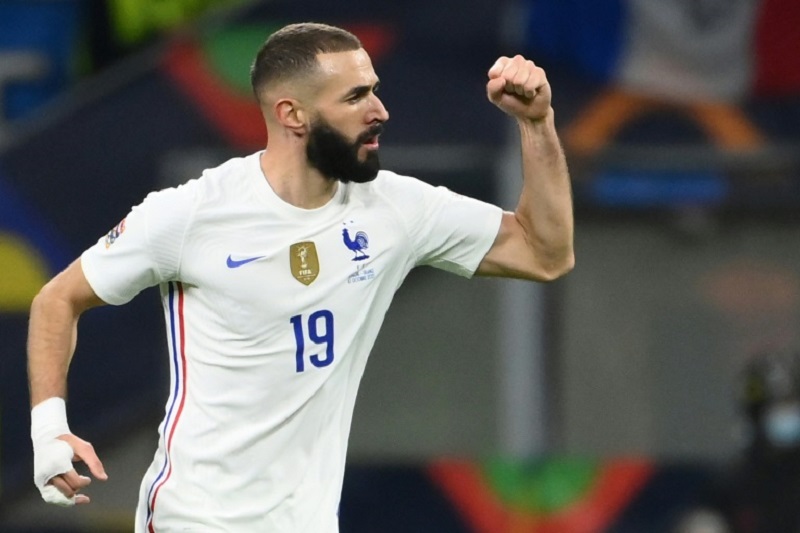 Foot: Bleu ciel à un an du Qatar, avec Benzema en bonne étoile