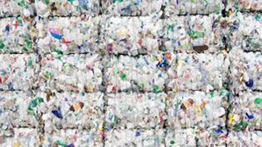 La mode africaine s'empare des déchets plastiques