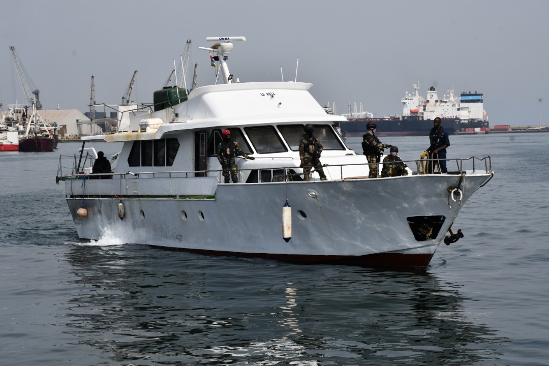 La Marine nationale intercepte un navire avec 2026 kg de cocaïne pure avec 5 personnes à bord