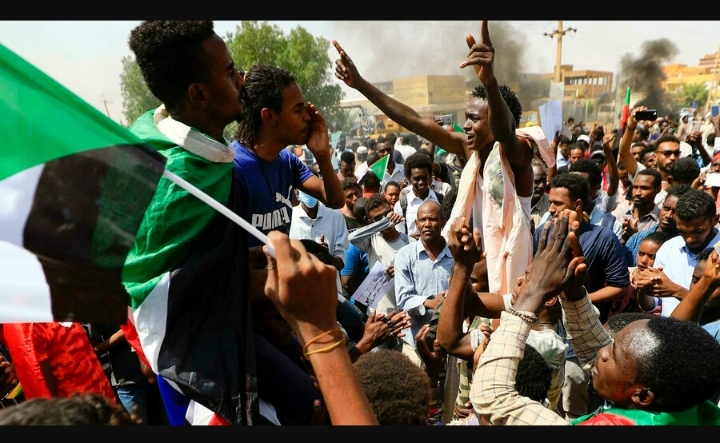 Tension au Soudan: à Khartoum, les pro et les anti-militaires dans les rues