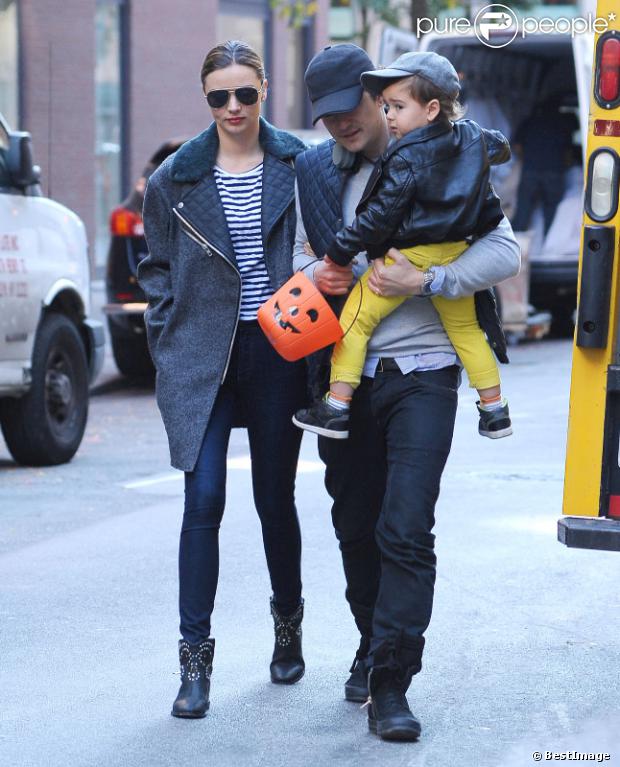 Miranda Kerr et Orlando Bloom à New York pour Halloween, avec leur fils Flynn, ce lundi 28 octobre 2013