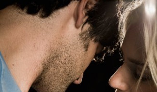 Déprimé de ne pas avoir de petite amie, il décide de se couper le pénis