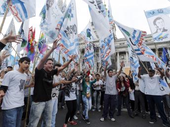 Manifestation contre le groupe Clarín, devant le palais du Congrès argentin, le 29 octobre 2013. REUTERS/Enrique Marcarian