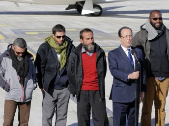 Le président français François Hollande entouré des ex-otages Marc Féret, Pierre Legrand, Daniel Larribe, Thierry Dol (de gauche à droite), le 30 octobre 2013. REUTERS/Jacky Naegelen