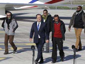 Le président français François Hollande entouré des ex-otages Marc Féret, Pierre Legrand, Daniel Larribe, Thierry Dol (de gauche à droite), le 30 octobre 2013. REUTERS/Jacky Naegelen