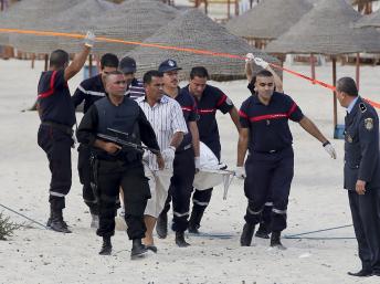 Les autorités tunisiennes emportant le corps du jihadiste, plage de Sousse le 30 octobre 2013. REUTERS/Mohamed Amine ben Aziza