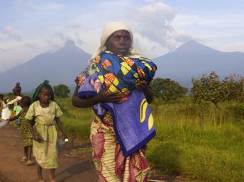 Des déplacés congolais qui fuient l’avancée des combats, le 27 octobre 2013. REUTERS/Kenny Katombe
