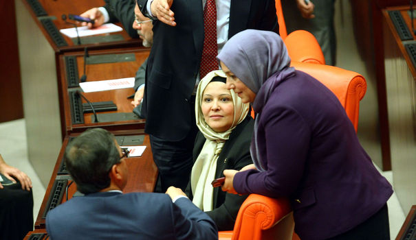 Turquie: les députées voilées au Parlement font la Une de la presse