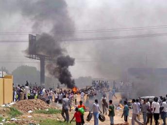 Des manifestants à Khartoum, le 25 septembre 2013. REUTERS/Stringer