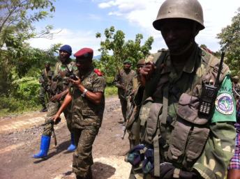 Le général Ilongi conduit la progression de ses troupes à pied vers la ville de Bonaga mercredi, pour éviter que les véhicules puissent être ciblés par le M23. Les bataillons franchiront 24 km à pied jusqu'à Bona. Léa-Lisa Westerhoff / RFI