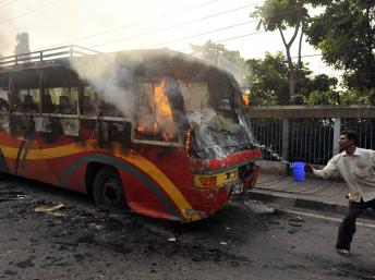 De nombreux véhicules ont été brûlés dans les heurts qui ont suivi la condamnation des deux hommes. REUTERS/Stringer