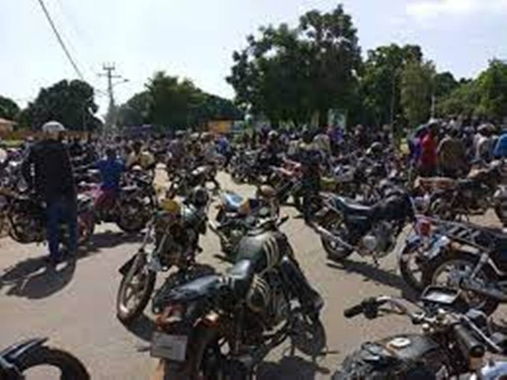 Côte d'Ivoire : Korhogo, dénonçant trop de taxes, les chauffeurs de taxi-moto prennent d'assaut la mairie