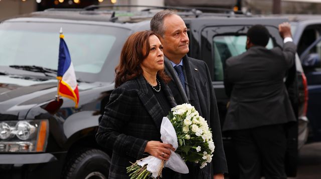 Commémorations des attentats du 13-Novembre: Kamala Harris a déposé un bouquet face au bar Le Carillon