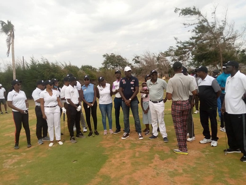​Session d’Initiation au Golf : Des avocats du barreau à l’apprentissage des rudiments du Golf