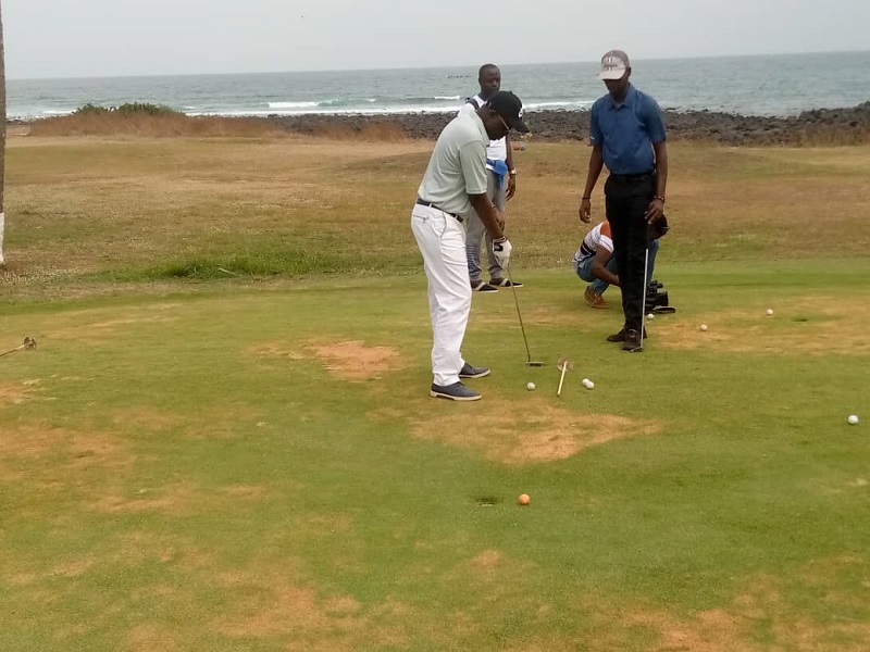 ​Session d’Initiation au Golf : Des avocats du barreau à l’apprentissage des rudiments du Golf