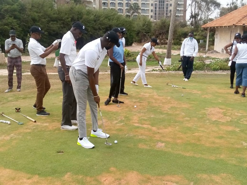 ​Session d’Initiation au Golf : Des avocats du barreau à l’apprentissage des rudiments du Golf