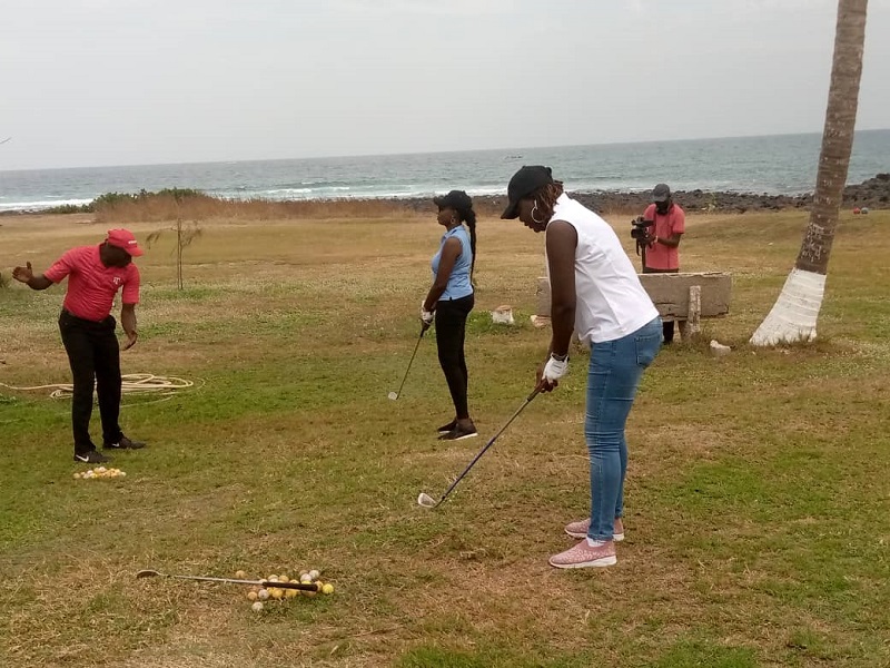 ​Session d’Initiation au Golf : Des avocats du barreau à l’apprentissage des rudiments du Golf