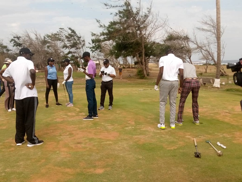 ​Session d’Initiation au Golf : Des avocats du barreau à l’apprentissage des rudiments du Golf