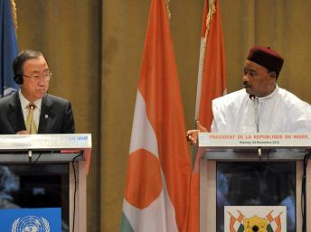 Le secrétaire général de l'ONU Ban Ki-moon avec le président nigérien Mahamadou Issoufou, le 6 novembre 2013. AFP PHOTO