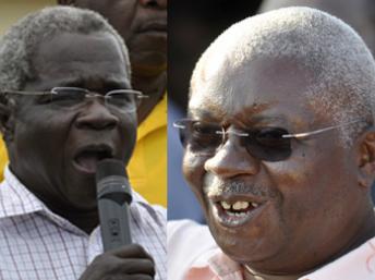 Afonso Dhlakama (G) et Armando Guebuza (D), lors de la campagne présidentielle de 2009. Reuters