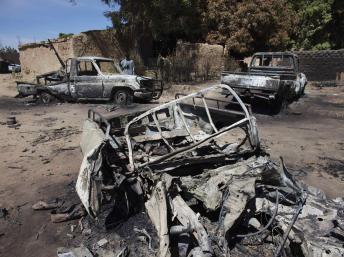 Des camionnettes d’Aqmi touchées par la frappe aérienne française à Diabaly. REUTERS/Joe Penney