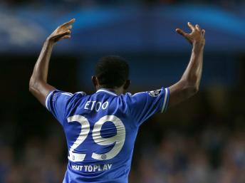 Face à Schalke 04, Samuel Eto'o a régalé Chelsea avec un doublé, le 6 novembre 2013. REUTERS/Eddie Keogh