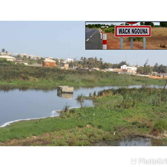 Commune de Wack Ngouna: la vallée coupe le chemin qui mène à l'école