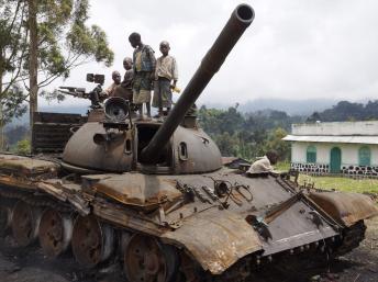 Des enfants jouent suyr un tank abandonné par les rebelles du M23, à Kibumba, à l'est de Goma, le 6 novembre 2013. REUTERS/Kenny Katombe