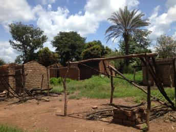 Maisons détruites dans un village des environs de Bossangoa où des violences similaires à celles de Bouar avaient eu lieu en septembre 2013. Laurent Correau / RFI